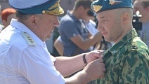 Владимир Шаманов наградил Сергея Плотникова